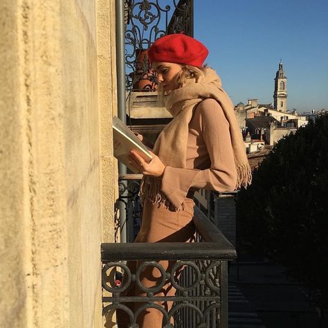 French Girl Daily on Instagram: “That winter sun 🌞 🇫🇷 Ce soleil d'hiver. 📷 @annelauremais” Beret Outfits, French Wardrobe Basics, Beret Outfit, Style Année 80, Black Berets, French Capsule Wardrobe, Casual Denim Outfits, Neutral Fall Outfits, French Hat