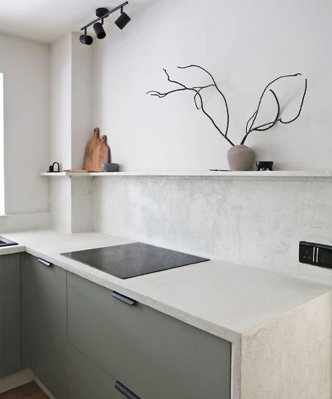 How to microcement kitchen worktops: A seriously cool upgrade | Real Homes Microcement Kitchen Countertops, Cement Top Kitchen, Grey Cement Countertops Kitchen, Kitchen Worktop Extension Ideas, Cement Worktop Kitchen, Diy White Kitchen Countertops, Micro Concrete Countertops, Micro Cement Kitchen Worktop, Diy Microcement Countertop