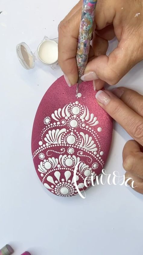 Mandela Rock Painting, Dot Painting Tools, Church Easter Decorations, Rock Painting Tutorial, Diy Rock Art, Mandala Painted Rocks, Mandala Rock Art, Stone Art Painting, Sweet Cones