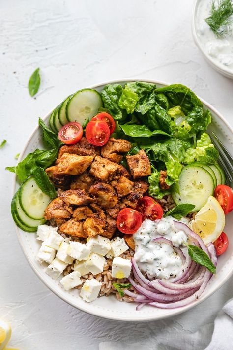 Quick Tzatziki Sauce, Chicken Shawarma Pita, Tzatziki Sauce Recipe, Chicken Shredded, Healthy Bowls, Chicken Shawarma, Tzatziki Sauce, Mediterranean Diet Recipes, Marinated Chicken