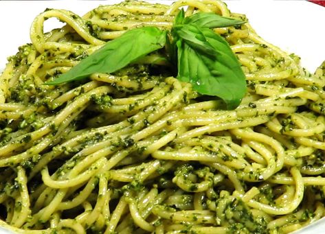 Green Spaghetti Recipe Mexican, Pasta Poblana, Green Spaghetti Recipe, Mexican Easy, Recipe Mexican, Pasta Al Pesto, Green Spaghetti, Spaghetti Recipe, Vegan Living