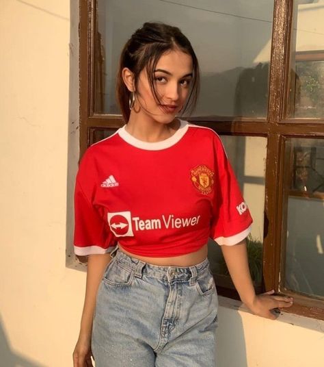 Antony Dos Santos, Bp Outfits, Football Girl, Best Friend Pictures Tumblr, Alcohol Party, Football Fashion, Football Tops, European Girls, Jersey Football