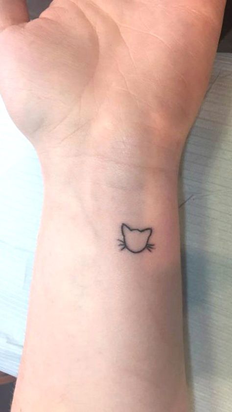 Small Cat Face Tattoo, Simple Kitty Tattoo, Minimalist Cat Tattoo Simple, Magnet Tattoo Ideas, Small Cat Tattoo Ideas Simple, Cat Head Tattoo Simple, Cat Tattoo Wrist, Orange Cat Tattoo Simple, Tattoo Ideas Female Cat