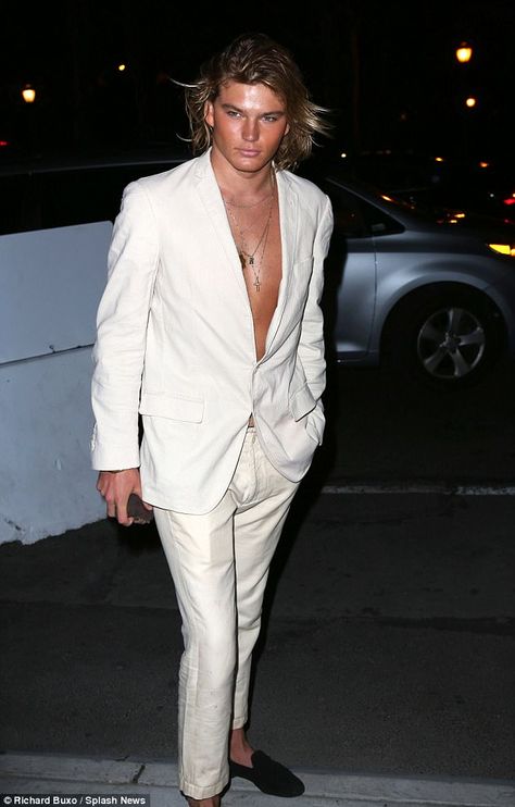 Who needs a shirt? Jordan Barrett showed exactly why he's been such a hit in the industry as he bared his chest in a blazer with no shirt at The Business of Fashion 500 Gala in New York Blazer No Shirt, Blond Boy, Jordan Barrett, 18th Century Fashion, New Years Outfit, Stylish Mens Outfits, Blazer Outfits, Blazer Fashion, Blazers For Men