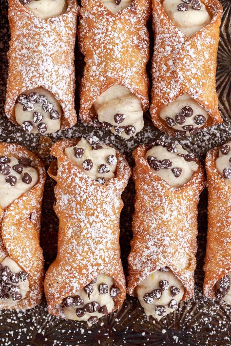 Chocolate Shell Desserts, Mini Canoli, Cannoli Nachos, Cannoli Aesthetic, Chocolate Cannoli Recipe, Christmas Cannoli, Cannoli Italy, Cannoli Shell Recipe, Mini Cannolis