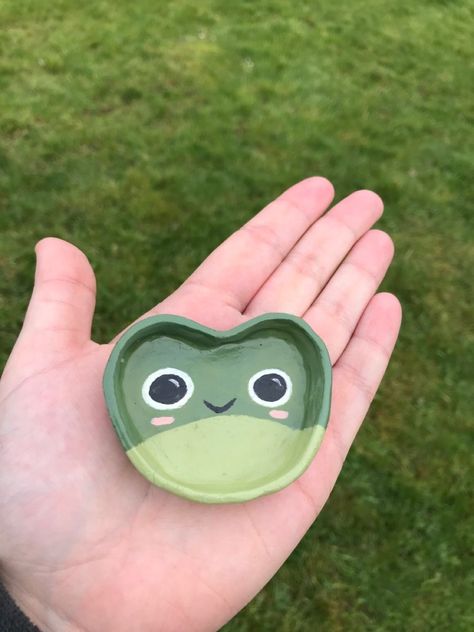 Clay Jewellery Holder, Tanah Liat, Clay Diy Projects, Clay Crafts Air Dry, Green Frog, Ceramics Pottery Art, Cute Clay, Clay Art Projects, Clay Jewelry Diy