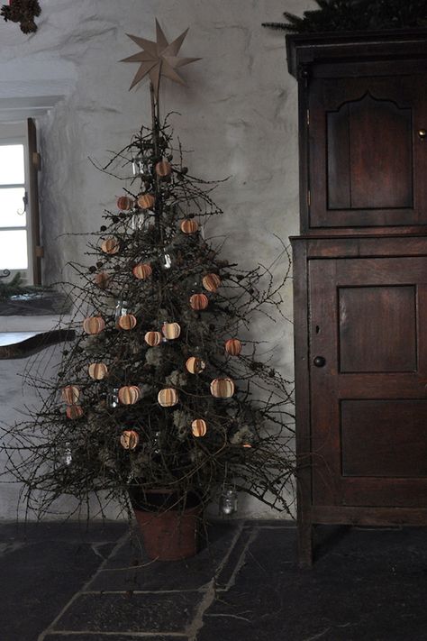 Navidad Natural, Scandinavian Christmas Trees, Country Retreat, Thatched Cottage, Natural Christmas, Navidad Diy, Primitive Christmas, Noel Christmas, Holiday Inspiration