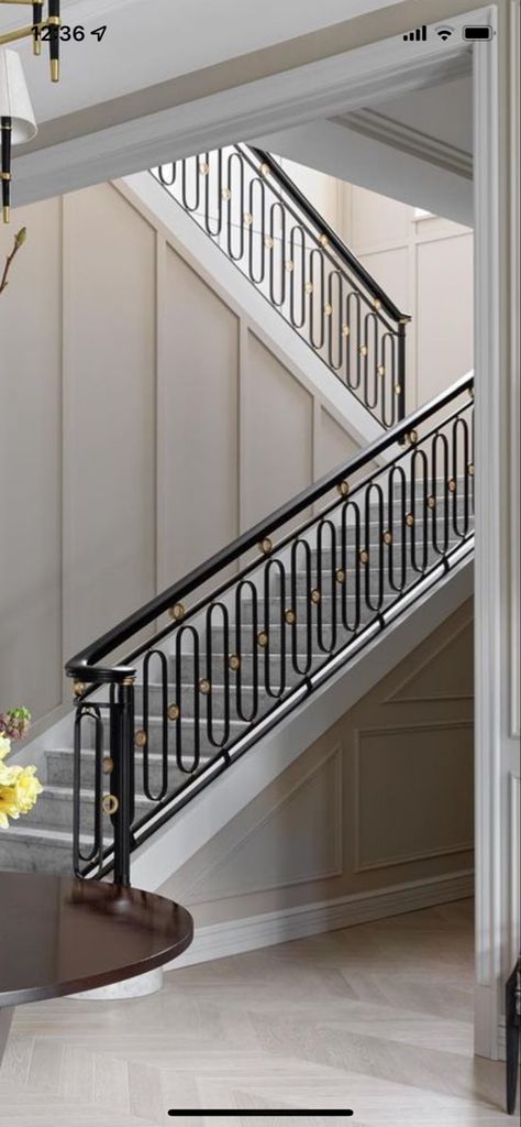 Staircase Design Classic, Traditional Stair Railing, Classic Staircase Design, Classic Stairs Design, English Homes Interiors, Stair Inspiration, Steel Stairs Design, Classic Staircase, Grand Lobby