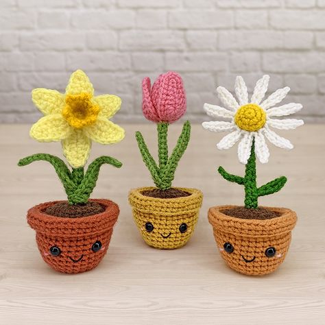 Crochet Daisy | Free Crochet Pattern - Virkadia Crochet Daffodil Pattern, Crochet Trees, Crochet Daffodil, Flower Amigurumi, Placemat Patterns, Crochet Heart Blanket, Crochet Tulip, Crochet Placemat, Crochet Placemat Patterns