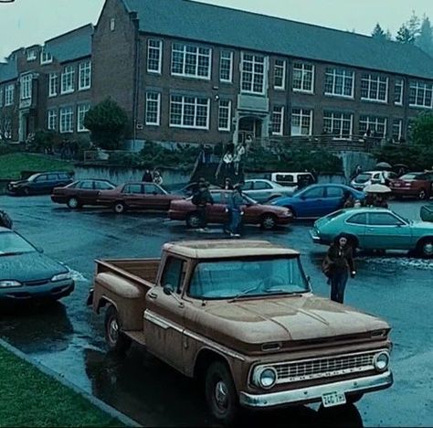 #twilight #aesthetic #bella | Twilight photos, Vampire twilight, Twilight pictures Forks, Cars, Building