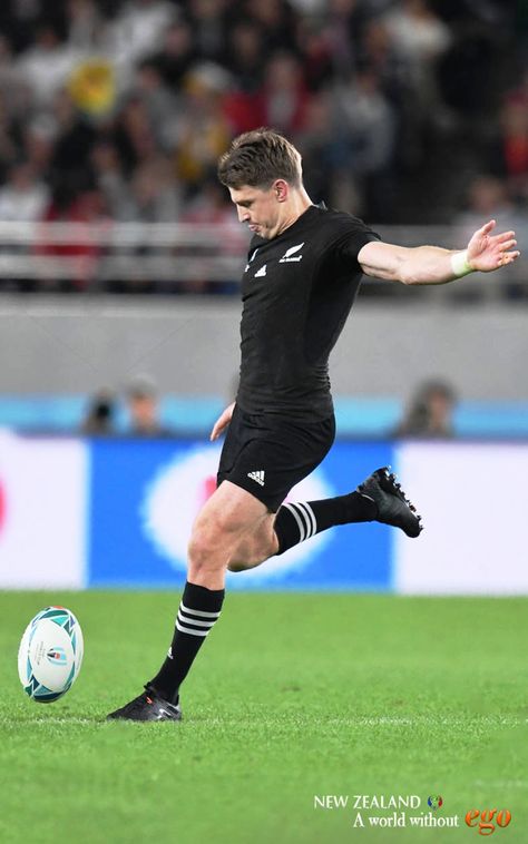 Beauden Barrett Rugby, Beauden Barrett Wallpaper, Rugby Player Aesthetic, Rugby Jokes, Duane Vermeulen, Beauden Barrett, Rugby Wallpaper, Rugby Pictures, All Blacks Rugby Team