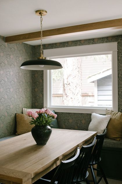 How to Decorate Your Home in Cozy Cottage Style Kitchen Nook Wallpaper, Nook Wallpaper, Wallpaper Nook, Cottage Interior Design, Cozy Breakfast Nook, Cottage Style Decor, Cottage Interior, Built In Seating, Eclectic Modern