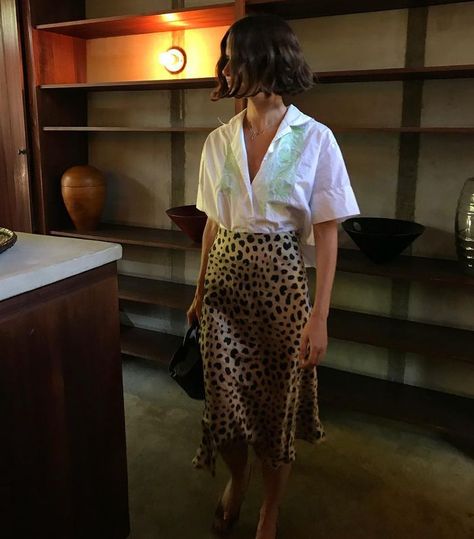 Daily Dress Me, White Linen Blouse, Style Désinvolte Chic, Chique Outfits, Leopard Print Skirt, Leopard Skirt, Looks Street Style, Travel Kit, Midi Skirts