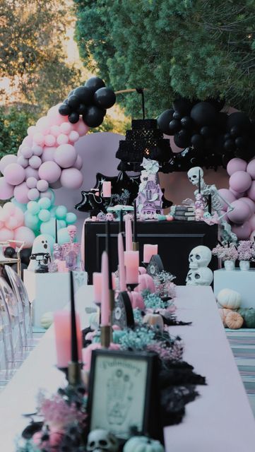 Pastel Fall Birthday Party, Spooky Princess Birthday Party, Pink Halloween Party Centerpieces, Pastel Goth Party Decor, Pastel Halloween Wedding, Pink And Purple Halloween Party, Pastel Goth Birthday Party, Halloween Princess Party, Pastel Halloween Baby Shower Ideas