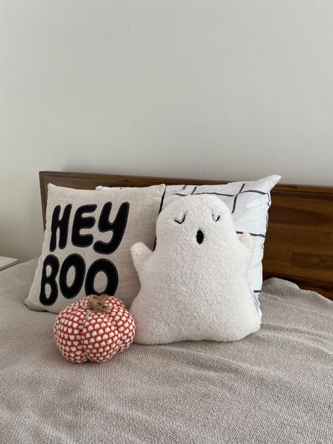 Fall Room Decor, Fall Decor Diy Crafts, Diy Cushion, Diy Cricut, Halloween Deco, Fall Decor Diy, Halloween Projects, Plush Pillows, Fall Halloween