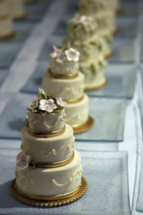 mini cakes - Very Nice!!! Individual cakes for each guest to enjoy Food Wedding Favors, Mini Wedding Cakes, Mini Torte, Individual Cakes, Miniature Cake, White Wedding Cakes, Baby Cakes, Mini Wedding, Little Cakes