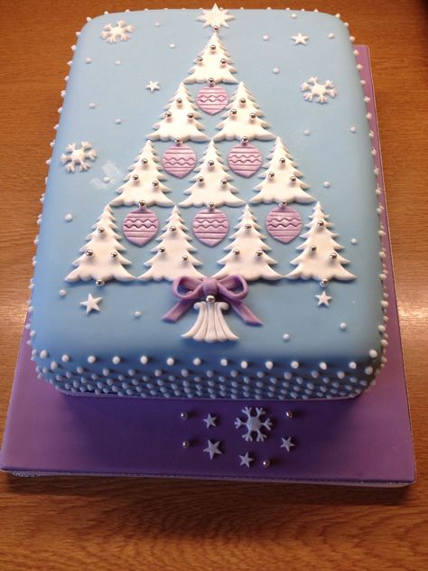 Square Christmas Cake Designs, Square Christmas Cake, Christmas Cake Decorating Ideas, Christmas Cake Decorating, Mini Christmas Cakes, Chocolate Almond Cake, Yummy Pie Recipes, Christmas Themed Cake, Christmas Cake Designs