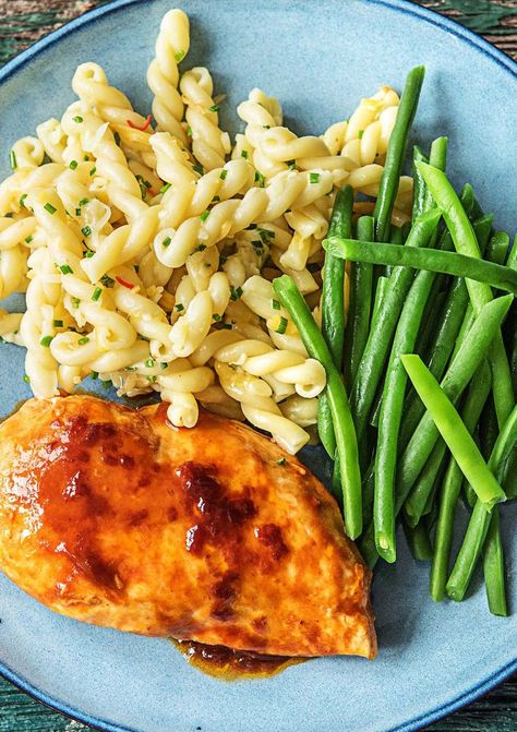 Easy BBQ chicken recipe with stove-top mac n' cheese and string beans | More summer meals on hellofresh.com Hello Fresh Recipes Chicken, Hello Fresh Dinners, Carolina Barbecue, Hellofresh Recipes, Bbq Chicken Pasta, Bbq Chicken Recipe, Easy Bbq Chicken, Barbecue Chicken Recipe, String Beans