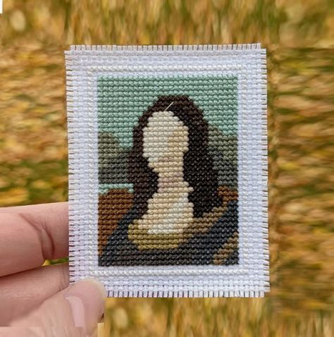 Cross Stitch Tiny, Pixel Art Animals, Cross Stitch Painting, Cross Stitch Mini, Fine Art Cross Stitch, Mini Embroidery, Art Pdf, Micro Mosaic Jewelry, The Mona Lisa