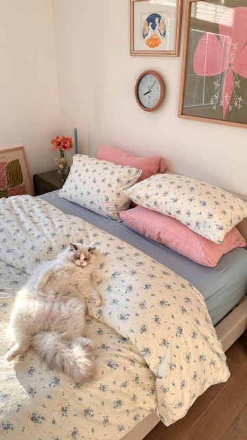 Lyssielooloo Room, 21 Bedroom Ideas, Girly Cottage Core Bedroom, Girly Guest Bedroom, Aesthetic Bedding Ideas, Colourful Room Aesthetic, Room Ideas Yellow, Cats Bedroom, Top Bedroom Ideas