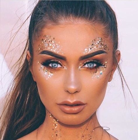 What to Wear for a Festival | HOWTOWEAR Fashion Danielle Mansutti, Coachella Make-up, Glitter Carnaval, Make Com Glitter, Fest Smink, Carnaval Make-up, Music Festival Makeup, Coachella Makeup, Make Carnaval