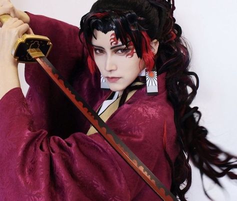 Yoriichi Tsugikuni Short Hair, Yoriichi Cosplay, Female Demon Slayer Cosplay, Giyuu Cosplay Makeup, Yoruichi Demon Slayer Fanart, Demon Pfp, Tsugikuni Brothers, Yoriichi Tsugikuni, Kawaii Cosplay