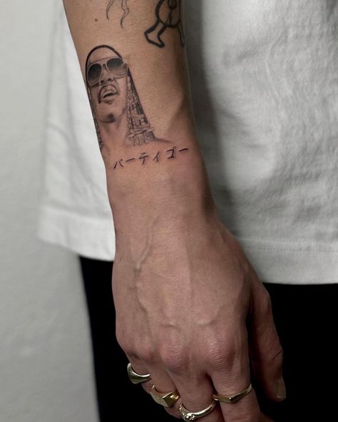 Stevie Wonder Tattoo Ideas, Stevie Wonder Tattoo, Singer Tattoo, Stevie Wonder Lyrics, Wonder Tattoo, Dj Tattoo, Japanese Script, Microrealism Tattoo, Spanish Tattoos