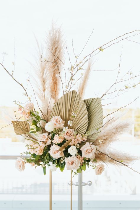 Boho Floral Arrangements Backdrop, Boho Theme Flower Arrangements, Round Boho Centerpiece, White Boho Floral Arrangements, Boho Rose Gold Wedding, Peach Gold And White Wedding Decor, White Gold Flower Arrangement, How To Make A Boho Wedding Bouquet, Boho Flower Centerpieces