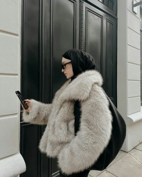 Short Fur Coat Outfit, Long Fur Coat Outfit, Fluffy Coat Outfit, Outfits With Fur Coats, Fluffy Jacket Outfit, Halal Outfits, Winter Hijab Outfits, Fur Jacket Outfit, Short Fur Coat