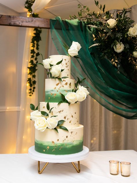 White Green Cake Wedding, Green Tier Cake, Wedding Cakes Green And White, White Gold And Green Wedding Cake, Emerald Green 15 Cake, White And Emerald Green Wedding Cake, Emerald Green Cake Wedding, Emerald Green And Gold Wedding Cake, Emerald Green Cake Ideas