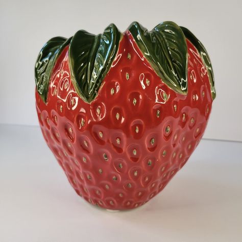 Brand New Unbranded Ceramic Strawberry Pot / Vase / Planter / Container Red & Green Realistic Retro Home & Garden Decor Not For Food Use Glazed Ceramic Approximately 8" Tall At The Highest Point Approximately 8" Wide At The Widest Point Approximately 3" Wide At The Base Hole Measures 4.25" X 4.25" Plant In Last Picture Is For Demonstration Purposes Does Not Come With A Plant Strawberry Flower Pot, Strawberry Pot Ideas, Hand Sculpted Pottery, Coil Pot Ceramics, Pop Art Ceramics, Cool Plant Pots, Realistic Ceramics, Strawberry Ceramics, Air Dry Clay Vase