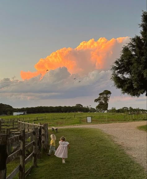 Ranch Home Aesthetic, Country Mom Aesthetic, Country Family Aesthetic, Country Life Family, Country Lifestyle Farm Life, Country Living Aesthetic, Country Childhood, Sunset In The Country, Living On Land