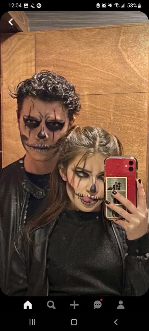 Halloween Outfits Duo Couple, Halloween Makeup Couples Ideas, Easy Costume Couple Ideas, Disfraz Halloween Pareja Couple Costumes, Duo Halloween Makeup, Couple Cosplay Halloween, Maquillage Halloween Couple, Partner Kostüm Halloween, Scary Halloween Costume Ideas For 2