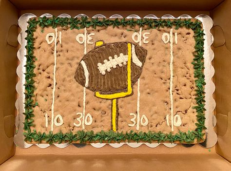 Superbowl Cookie Cake, Football Cookie Cake, Football Cake Design, Super Bowl Cookies, Superbowl Cake, Cookie Cake Designs, Football Cookies, Birthday 2023, Cookie Cakes