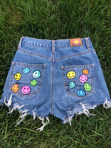 Fabric Paint Jeans Ideas, Painting Jean Shorts Ideas, Jean Shorts Painting Ideas, Painted Shorts Aesthetic, Jean Short Painting Ideas, Painting Shorts Ideas, Pinturas Em Shorts Jeans, Painted Shorts Ideas, Shorts Painting Ideas