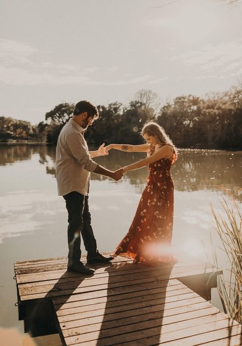 Lakeside Couple Photoshoot, Lakeside Photoshoot Ideas, Engagement Photos Lakeside, Cottage Engagement Photos, Lakeside Engagement Photos, Lakeside Photoshoot, Pond Pictures, Dock Photos, Engagement Photos Lake