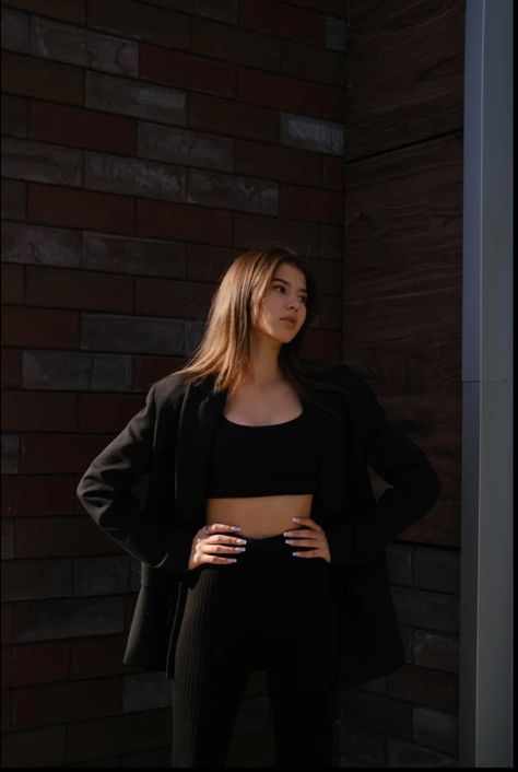 Blazer Outfit Poses Women, Photoshoot Blazer Outfit, Blazer Outfits For Women Photoshoot, Photoshoot Blazer Poses, Pose In Blazer For Women, Black Blazer Outfit Photoshoot, Poses In Blazer For Women, Blazer Shoot Ideas, Black Blazer Photoshoot