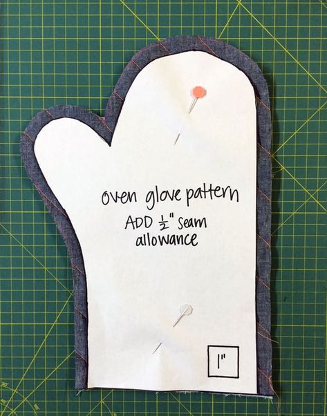 Oven Gloves Pattern Tutorials, Oven Gloves Pattern, Oven Mitt Pattern, Anthropologie Inspired, Free Sewing Pattern, Pinking Shears, Denim Ideas, Upcycle Jeans, Kitchen Gloves