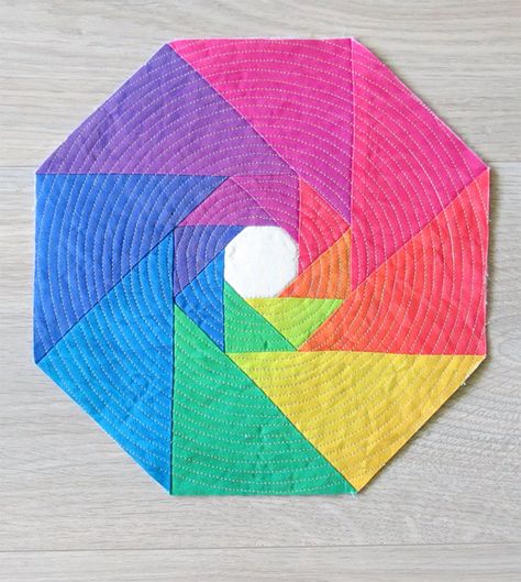 Skip the binding - how to finish octagon blocks/quilts - Geta's Quilting Studio Quilt Hacks, Quilted Items, Rainbow Fabric, Quilting Studio, Edge Stitch, Quilting Techniques, Quilting Tips, Table Topper, Quilting Tutorials