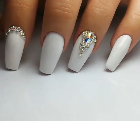 White Nails Gems Rhinestones, White Gem Nails, White Nail Trends, Manicure Bride, White Diamond Nails, White Nails With Diamonds, White Sparkle Nails, White Nails With Gold, Nail Extensions Acrylic