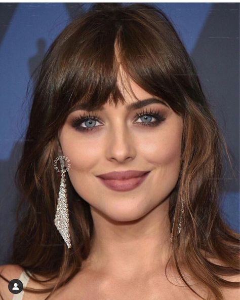 Dakota Johnson Brunette, Dakota Johnson Makeup Eyes, Dakota Johnson Face, Dakota Johnson Makeup, 1989 Makeup, Formal Makeup, Bridal Makeup Looks, Face Mask Fashion, Long Hair With Bangs