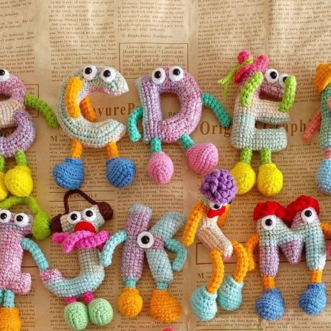 Crochet Chain Stitch Letters, Crochet Letter Ornaments, Amigurumi Letters Free Pattern, Crochet Name Keychain, Crochet Alphabet Letters Pattern Free, Crochet Letters Pattern Free, Letters Haken, Crocheted Appliques, Crochet Alphabet Letters