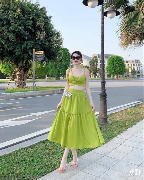 Ulzzang Beach, Floral Midi Skirt Outfit, Casual Outfit Ideas, Stylish Work Attire, Summer Outfit Ideas, Korean Fashion Dress, Trendy Summer Outfits, Fashionista Clothes, Korean Girl Fashion