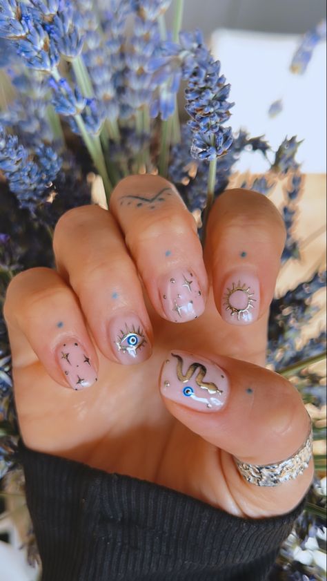 Evil Eye And Gold Nails, Chrome Nails With Evil Eye, Evil Eye Nail Designs For Short Nails, Daisy Jones Nails, Back To School Manicure Ideas, Evil Eye Gold Nails, Evil Eye Nails With Gold, Chrome Designs Nails, Minimalist Biab Nails