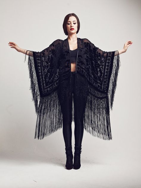 kimono - Google Search Velvet Fringe Kimono, Velvet Fringe, Boho Mode, Mode Hippie, Fringe Kimono, Look Plus Size, Estilo Hippie, Mode Boho, Studio 54