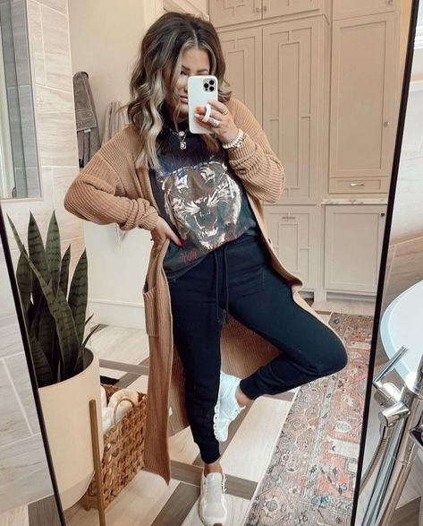 Casual Court Outfit Simple, Laid Back Mom Style, Grungy Spring Outfits, Mom Winter Outfits Casual, Country Mom Outfits, Zoo Outfit Winter, Aesthetic Mom Outfits, Cute Outfits For Moms, Boho Mom Outfits