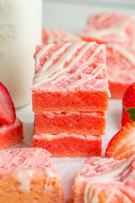 Strawberry Brownies are made with only 3 ingredients and make a fun treat for Valentine’s day or anytime you’re craving a strawberry dessert. Both brownie and strawberry lovers will love this sweet treat! Brownie And Strawberry, Strawberry Brownies Recipe, Strawberry Nice Cream, Strawberry Brownie, Cherry Brownies, Recipes Brownies, Strawberry Brownies, Lunchbox Treats, Strawberry Cake Mix