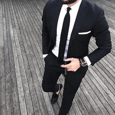 Manly Black Suit Male Style Ideas With Black Tie And Small White Pocket Square Man Suits, A Man In A Suit, Man In A Suit, Costume Noir, Work Fits, Mens Summer Outfits, Trendy Mens Fashion, Mens Fashion Smart, Men Wear