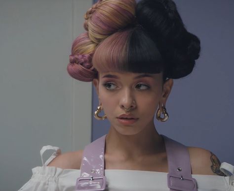 Yes dude I saw this video the day it came out and I was like Yeah slay wit ur bad self Melanie Melanie Martinez Mad Hatter, Mad Hatter Melanie, Melanie Martinez Music, Crazy People, Her Music, Mad Hatter, Melanie Martinez, Adele, New Music