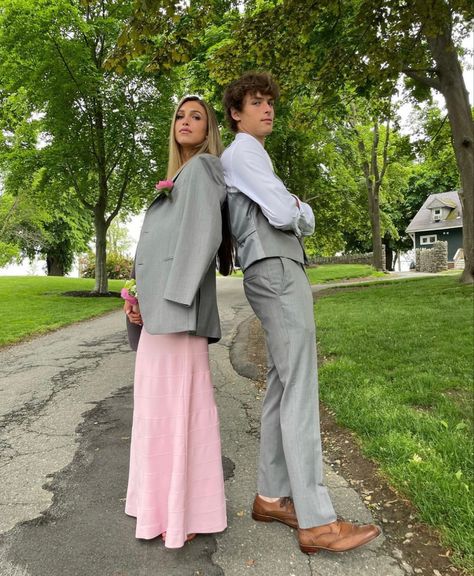 Prom Pics With Friends Boys, Funny Prom Photo Ideas, Prom Fotoshoot Ideas Couple, Couple Poses Dressed Up, Hoco Poses With Guy Friend, Prom Photography Poses Friends, Homecoming Poses With Date Funny, Hoco Pics Couple Funny, Funny Prom Poses